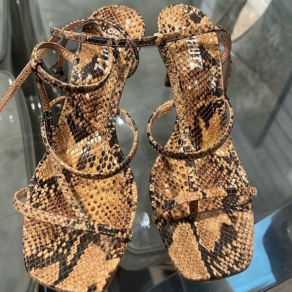 NEW!!! SCHUTZ women sandals size 7,5 US - Picture 2 of 3